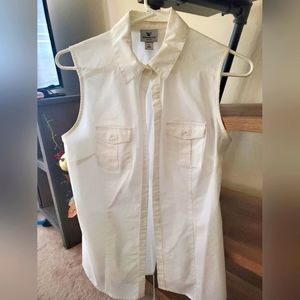 Sleeveless white collar button-up dress shirt